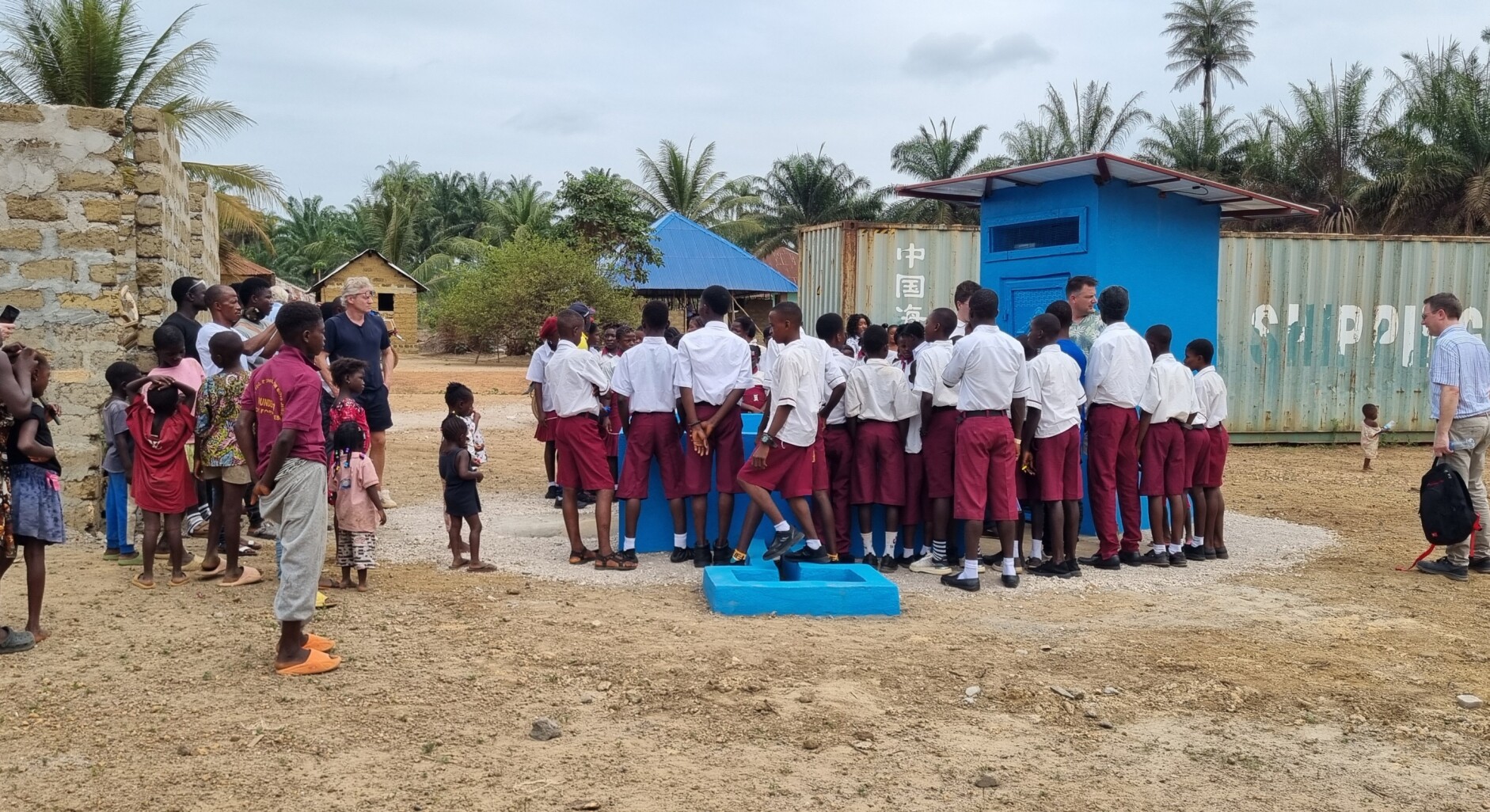 Schoolkinderen bij een nieuwe waterinstallatie in Sierra Leone