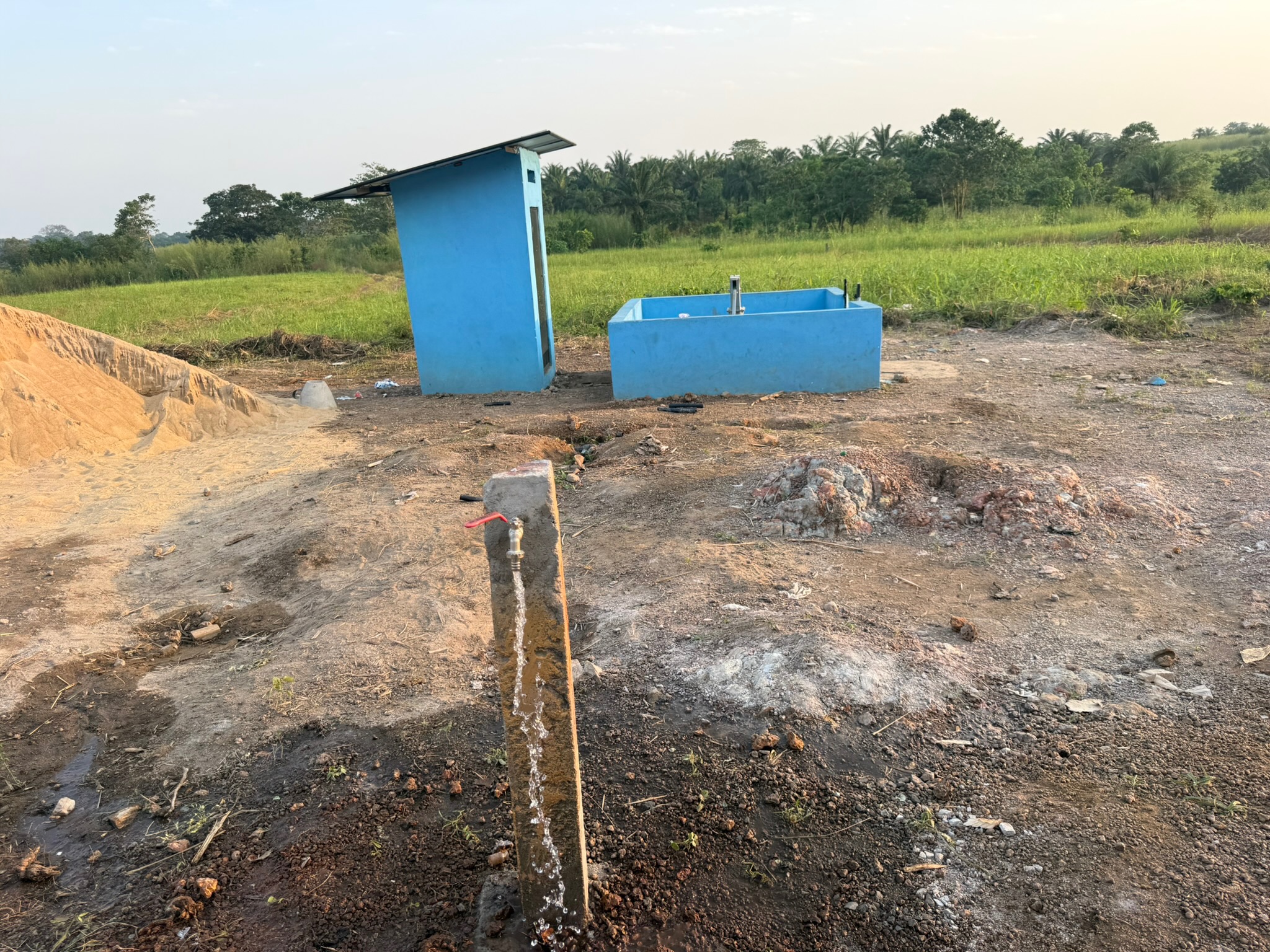 Nieuwe pompinstallatie met watertank in aanbouw