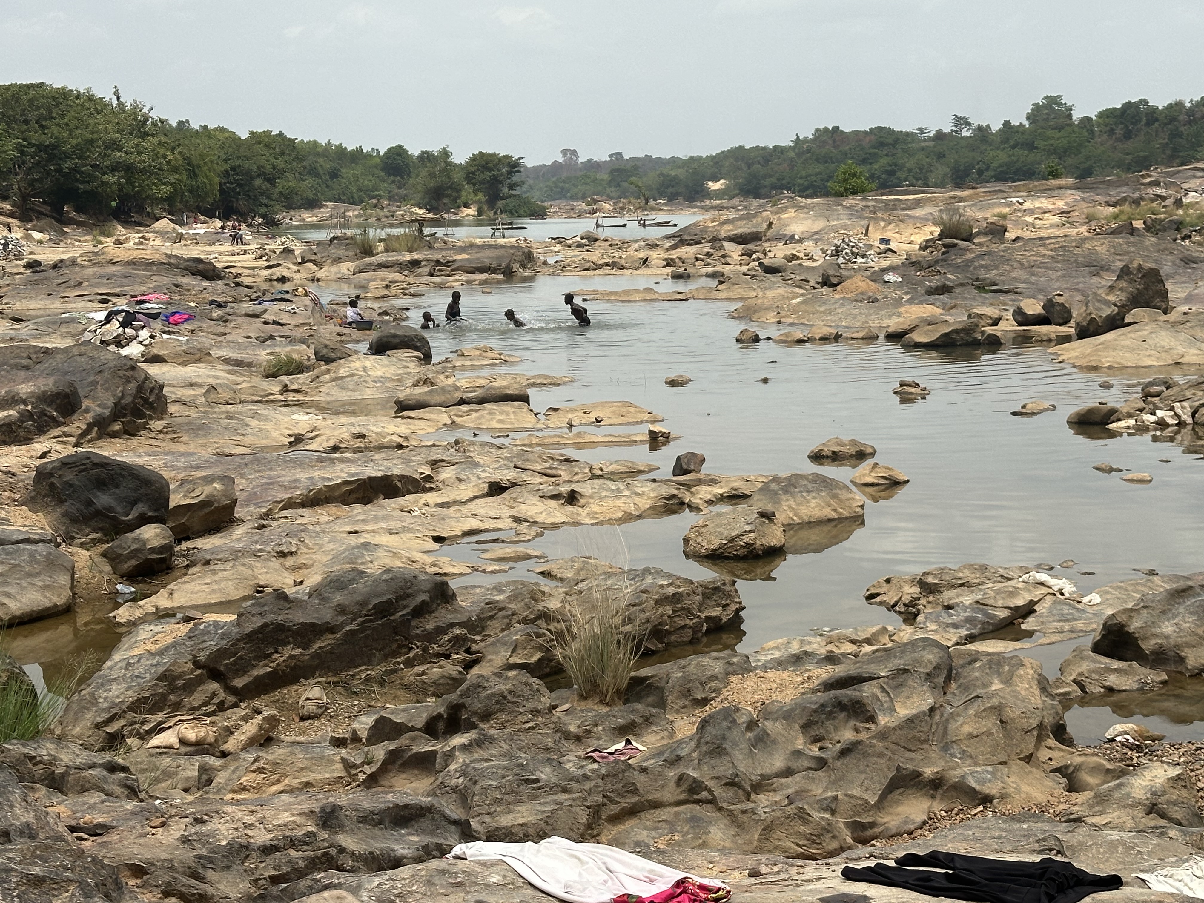 Bewoners wassen zich en hun kleren in vervuild rivierwater