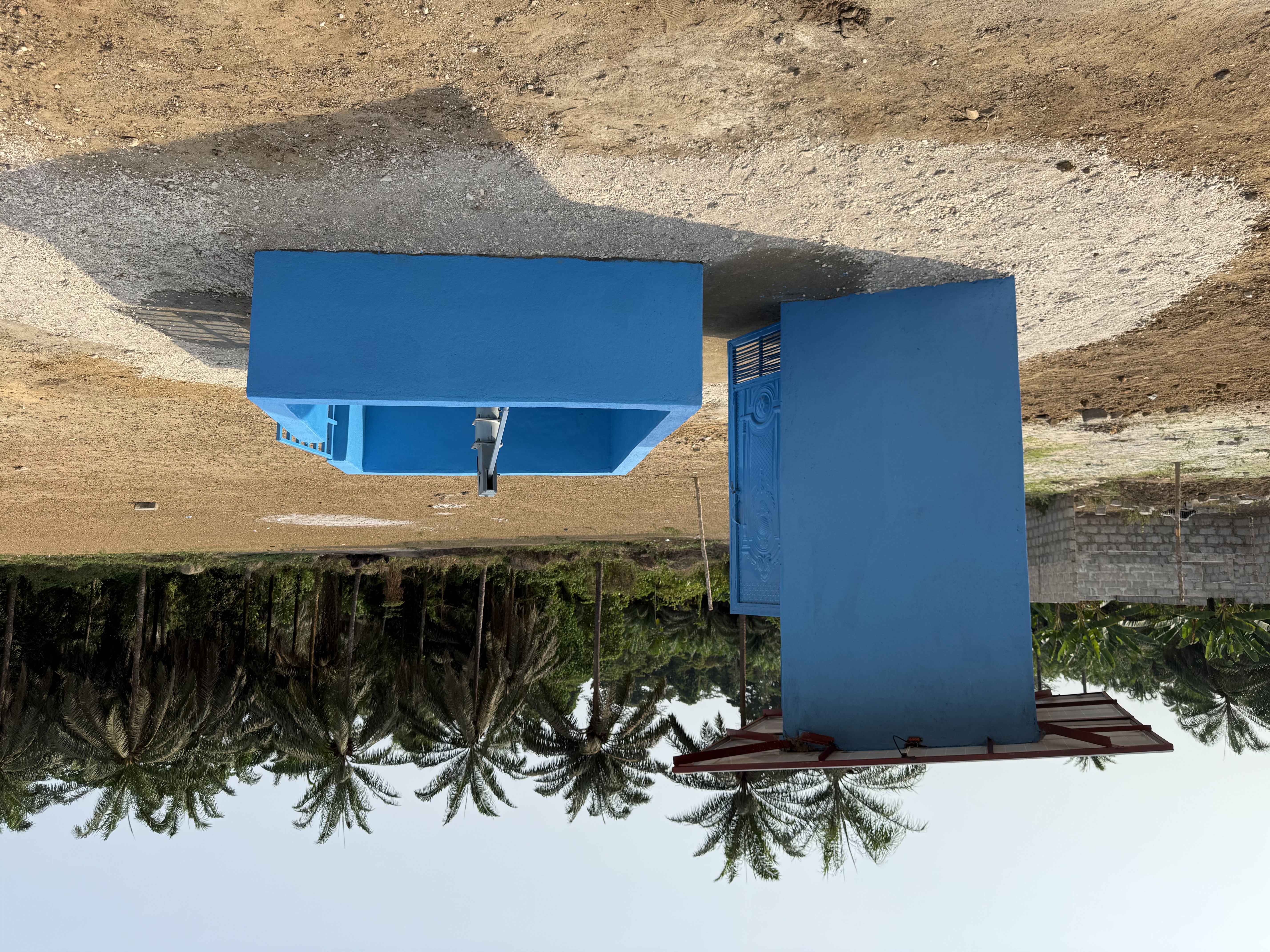 Watertank en zonnepanelen op locatie